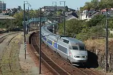 Vue d'un TGV Atlantique franchissant la petite halte d'Angers-Maître-École.