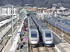 TGV et touristes en gare de Bourg-Saint-Maurice en hiver