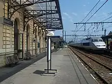 Photographie d'un train à grande vitesse en gare de Biarritz.