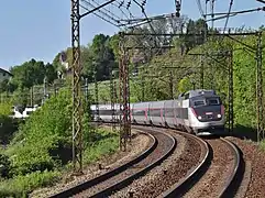 TGV Annecy-Paris passant à Viviers-du-Lac en direction de Chambéry.