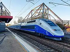 Un TGV Paris - Grenoble franchit la gare.