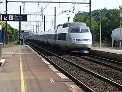 Gare d'Auxonne direction Dole et passage d'un TGV Lausanne-Paris