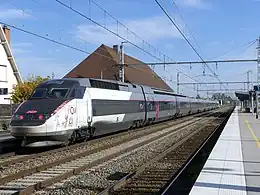 La rame 547, en livrée Carmillon avec logos TGV inOui, en gare de Beaune.
