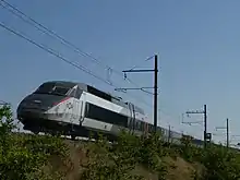 La rame 4528 quitte la LGV Atlantique pour desservir la gare du Mans, avant de rejoindre Rennes.