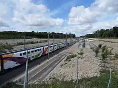 Le train d'essai recouvert de son pelliculage spécial, constitué d'une rame TGV DASYE composée de 8 voitures encadrées par 2 motrices au cours d'une marche d’essai sur voie 1 dans le sens Villers-les-Pots — Mulhouse à proximité de la section de séparation 1,5 kV/25 kV de Villers-les-Pots.