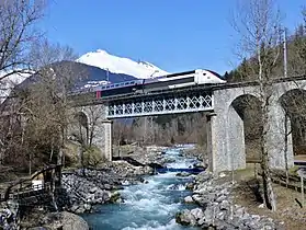 TGV Duplex traversant l'Isère à la sortie de la gare de Bourg-Saint-Maurice