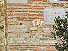 Détail de la maçonnerie avec remplois de sculpture romaine et byzantine