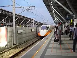 Description de l'image THSR 700T train at THSR Tainan Station 20120726.jpg.