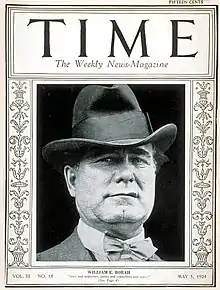 Couverture en noir et blanc d'un magazine comportant l'image du visage d'un homme portant un chapeau et un nœud papillon.