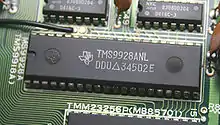 Photographie d'un processeur noir sur un circuit imprimé.