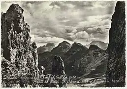 Carte postale de 1957 montrant la route du col Pordoi depuis les Torri del Sella.