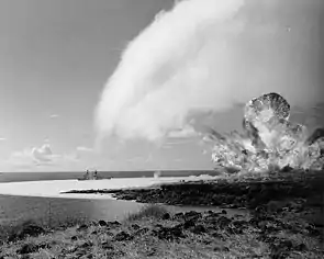 Nuage de condensation provoqué par l'explosion de 500 tonnes de TNT sur l'île de Kahoolawe (Hawaï) lors de l'opération Sailor Hat en 1965 ; le navire est l'USS Atlanta (CL-104)
