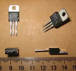 Le composant LM317 dans son boîtier TO-220, en haut à gauche.