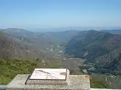 Panorama depuis la grande table d’orientation à 300 m du sommet sur la route depuis Valgorge et sur le Cham du Cros (1 202 m) à gauche.