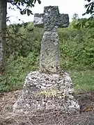Une des croix de tuf (pierre calcaire) typiques du Vimeu.