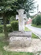 Croix pattée médiévale, patrimoniale, face au château de Tœufles.