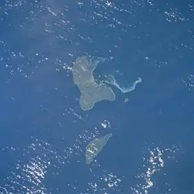 Photo satellite de l'île de Tongatapu (au centre). L'île au sud est 'Eua.