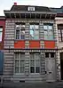 La façade à rue et les toitures ainsi que le pignon latéral de l'immeuble sis rue Roc Saint-Nicaise, n°19