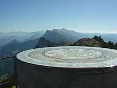 Chaîne de montagnes vue depuis une table d'observation.