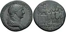 Sesterce frappé après 114 montrant au verso Trajan, accompagné d'officiers, être acclamé imperator pour la huitième fois (IMPERATOR VIII SC).