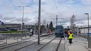 23 octobre 2019 : La 1re rame d'essai atteint le terminus et le parc-relais de Cantinolle à Eysines.