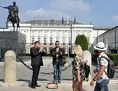 J. Marszałek et J. Pijarowski performance avant Palais présidentiel - Varsovie Pologne. (2015)