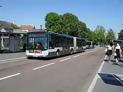 Le Trans-Val-de-Marne à la station Carrefour de la Résistance.