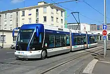 TVR de Caen, équipé d'un pantographe sur la caisse centrale.