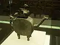 Verseuse he pour ablutions d'eau, anse et bec en forme de dragon, surmontée d'un oiseau, période moyenne ou finale des Zhou de l'Ouest, Musée d'Histoire du Shaanxi.