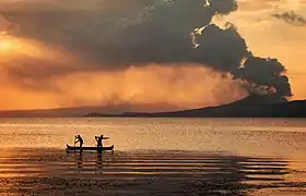 Pêcheurs de tilapia sur le lac Taal, bravant les risques d'éruption du Taal en janvier 2020 (Philippines).