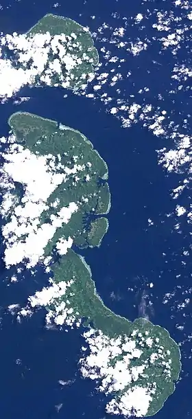 Image de Landsat 7 montrant le groupe des îles Tabar, avec du Nord au Sud les îles de Simberi, Tatau et Tabar.