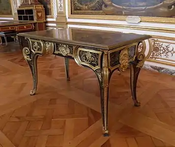 Table, chêne, noyer, écaille, laiton et bronze doré, attribuée à André-Charles Boulle (début XVIIIe siècle)