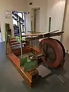 Photographie d'une table d'émouture en bois.