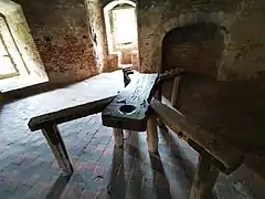 "Table de torture exposée dans la cuisine du Château de Beersel."