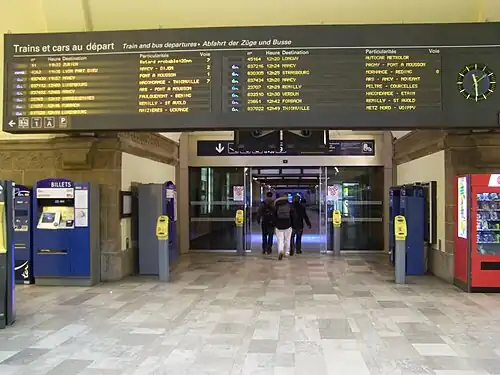 Le tableau d'affichage de la gare de Metz-Ville.