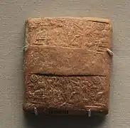Enveloppe de tablette avec impression de sceau-cylindre (répétée deux fois sur la face), avec des héros combattant, le dieu de l'Orage, et une divinité aux eaux jaillissantes.