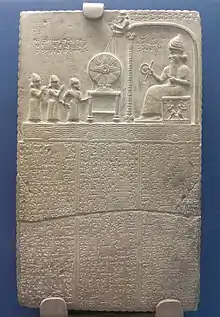 Tablette du dieu-soleil Shamash, sous sa forme de statue divine, trônant en majesté face au roi Nabû-apla-iddina (888-855 av. J.-C.). Sippar, British Museum.