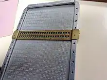 Tablette pour écrire le braille manuellement, à l'aide d'un poinçon.