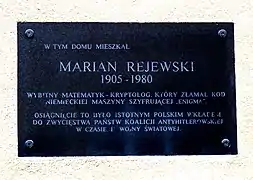 Photographie d'une plaque commémorative avec un texte.