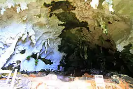 Travaux de réhabilitation de la grotte de Tabon.