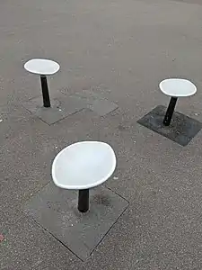 Tabourets Champignon sur la place de l'École-Militaire, en juillet 2021.