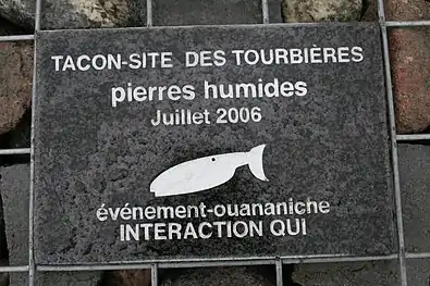 Pierre signalétique installée sur le Tacon Site des Tourbière.
