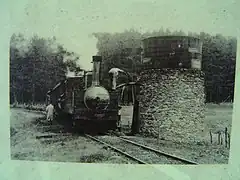 Une prise d'eau en pleine ligne avec la locomotive no 6.