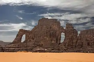 Fenêtres naturelles dans la formation rocheuse de la Cathédrale