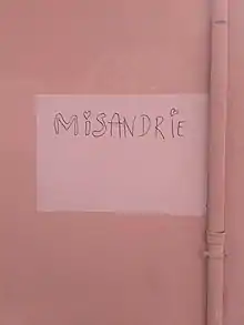 Un tag à Grenoble clame « Misandrie ».