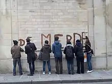 Le 17 décembre 2017, des militants pour l'accueil de migrants taggent la façade de l'Hotel de Catries pour dénoncer les politiques d'accueil en France.