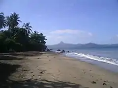 La plage "Tahiti Plage" est située sur la commune.