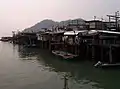 Habitations de pêcheurs sur pilotis, sur une île de Hong Kong