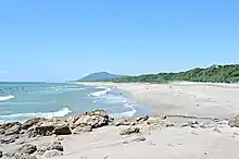 Photo couleur d'une plage de sable.