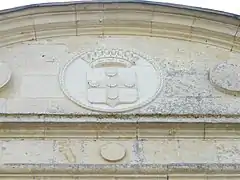 Armes sculptées sur le fronton du château.